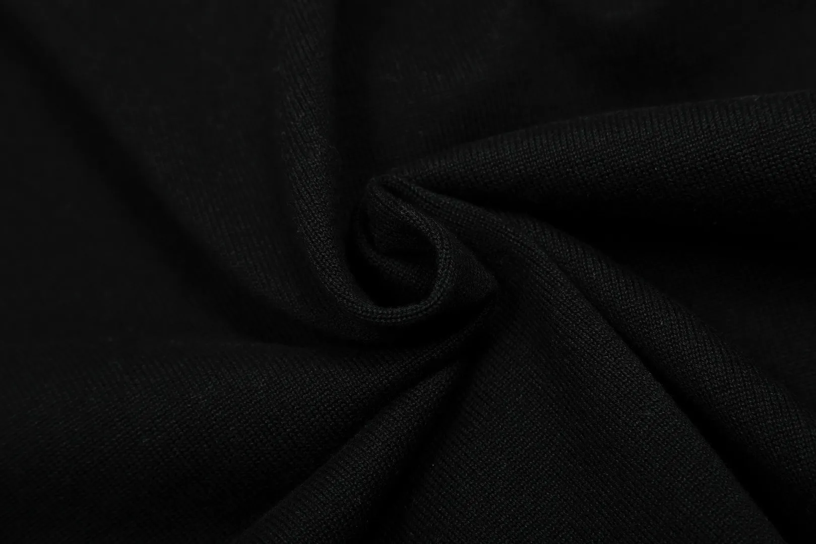 P250 Top quality" Style number: DS813# (not off the shelves all year round) [Ralph Lauren V-neck solid color pony embroidered logo jersey basic cardigan] ✅Ralph Lauren Ralph Lauren classic basic versatile knitted cardigan jacket for men and women couples ✅Main supplier platform live broadcast Wholesale entity Replenish when out of stock Not off the shelf ✅ZP quality 1:1 version Scan the code to enter the GF website Counter quality ✅Detailed quality is the only one in Guangzhou Imported quality cotton yarn, focusing on high-end, cost-effective, good quality needless to say. ✅Restore the original version. The maximum size can be worn up to 180 pounds. Loose, comfortable and stress-free. ✅The upper body is simple and easy to match. A must-have item for ootd. Good-looking clothes are never picky. A must-have for couples of the same style. Size: S-XL. Color: black, off-white, gray, navy.